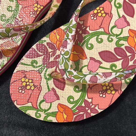 Vera Bradley - Picture 2 of 10